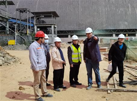 【奮戰(zhàn)80天·沖刺四季度】唐峰利用休息時間到魚峰水泥技改項目調研指導