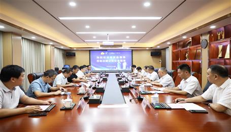 覃振華與鹿寨縣委副書記、縣長楊毅舉行工作會談